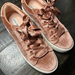 STEVE MADDEN VELVET BERTIE SNEAKER